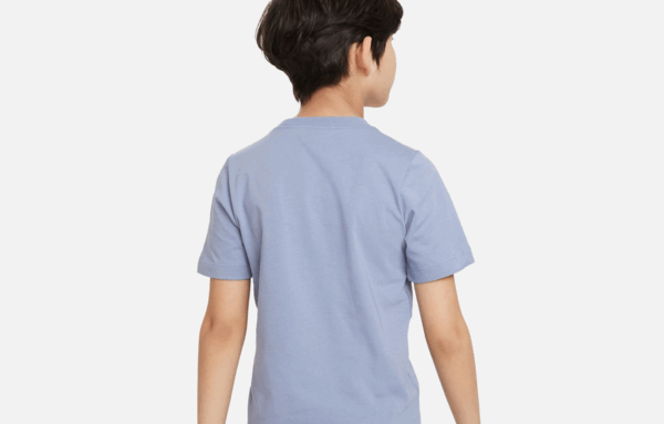 Nike Camiseta de manga corta para niño FN7713 493 - Imagen 3
