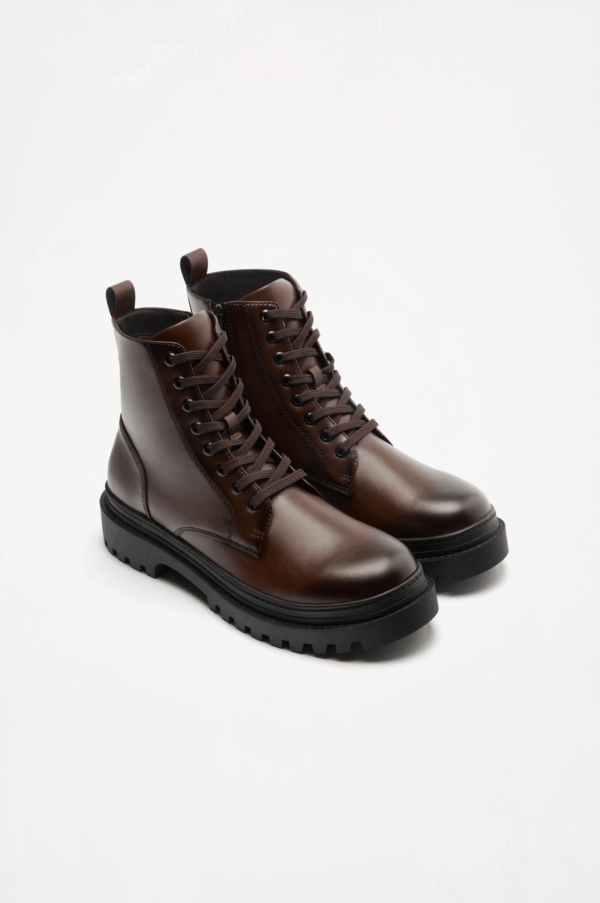 Bota NEGRA acordonada