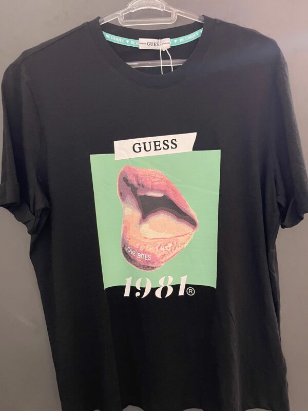 Camiseta Guess Negra labios 1981 6148 6