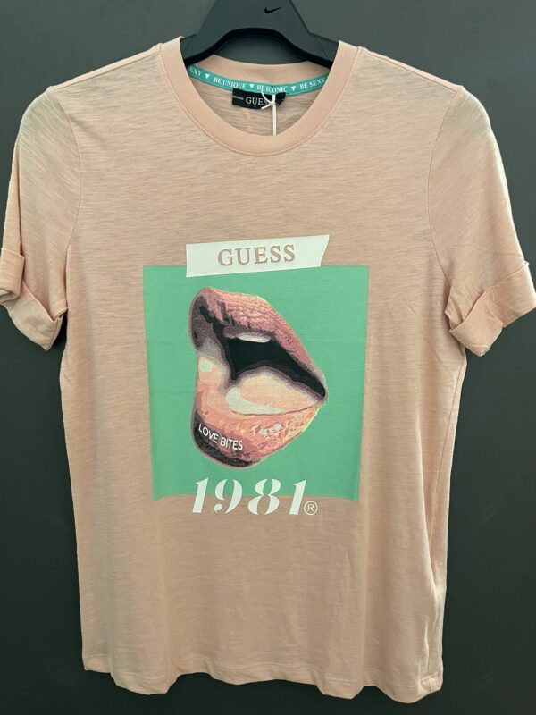 Camiseta Guess Rosa labios 1981