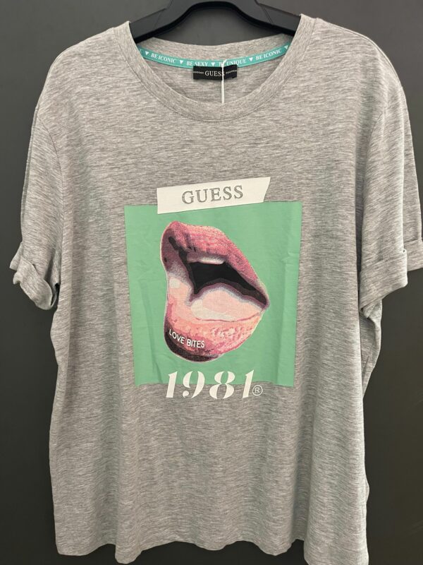 Camiseta Guess Gris labios 1981