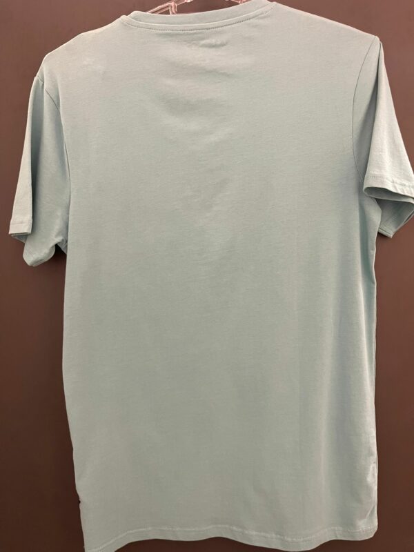 Camiseta Guess Azul Estilo urbano - Imagen 2