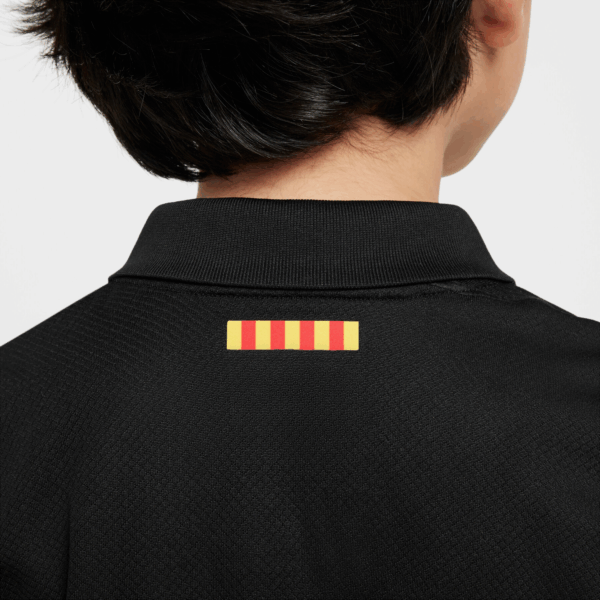 Conjunto Nike de fútbol réplica de 3 piezas para niños pequeños del FC Barcelona 2024/25 Stadium (visitante) Negro en Poliéster FN9232 010 - Imagen 3