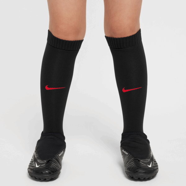 Conjunto Nike de fútbol réplica de 3 piezas para niños pequeños del FC Barcelona 2024/25 Stadium (visitante) Negro en Poliéster FN9232 010 - Imagen 6